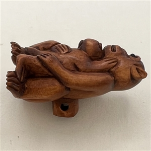 Boxwood button of mother and baby monkey. 