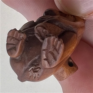 Boxwood button of mother and baby monkey. 