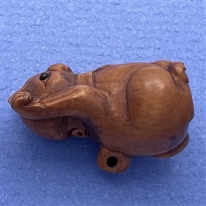 Boxwood button of “Beckoning Cat.”