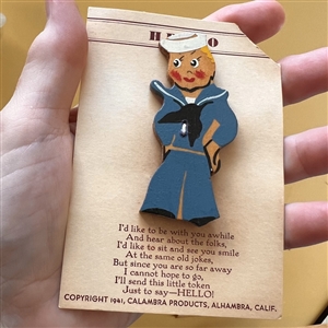 “Hello”, wood button of a sailor.