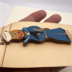 “Hello”, wood button of a sailor.