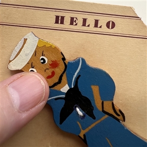 “Hello”, wood button of a sailor.