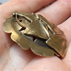 Brass button with two horse heads escutcheon.