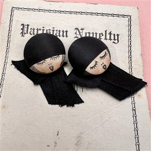 “Parisian Novelty” card of two “flapper” garter buttons.