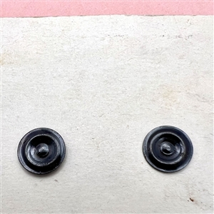 “Parisian Novelty” card of two “flapper” garter buttons.