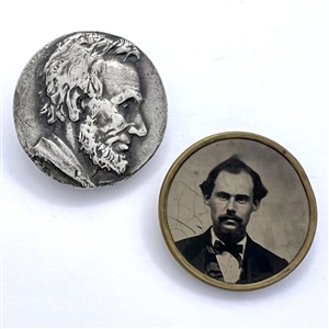 Two buttons of men’s heads.