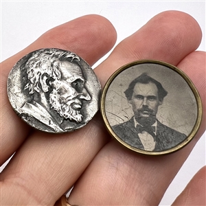 Two buttons of men’s heads.