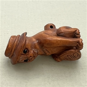 Boxwood button of cool cat in a hat.