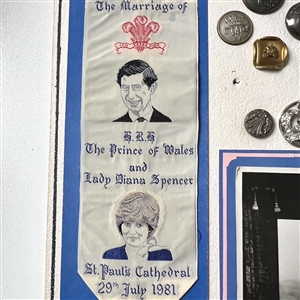 Card of ten British royalty buttons. 