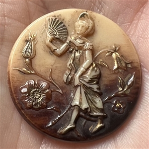 Caramel glass button of Merveilleuse with bonnet and fan.