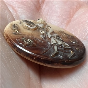 Caramel glass button of Merveilleuse with bonnet and fan.