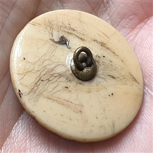 Caramel glass button of Merveilleuse with bonnet and fan.