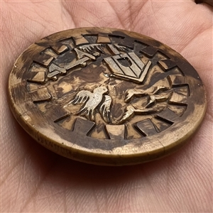Caramel glass button “Birds and Birdhouse.”