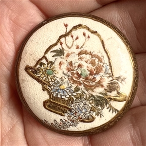 Large Satsuma button of basket of flowers “Hanakago.”