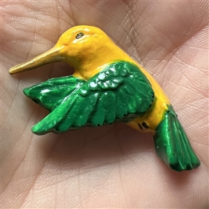 Kevin Kinne realistic hummingbird studio button.