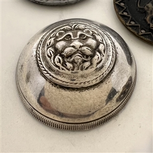 Six assorted metal buttons of lions.