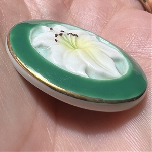 Japanese Kutani button of a flower with green border.
