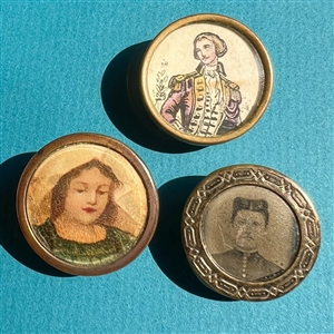Three buttons of people.