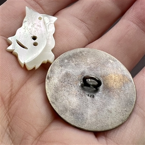 Two buttons of birds.
