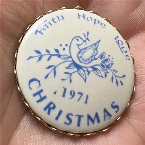 Christmas commemorative porcelain button 1971.