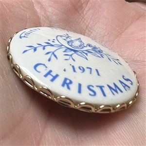 Christmas commemorative porcelain button 1971.