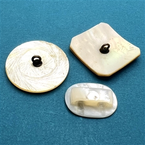 Three pearl buttons with verbal.