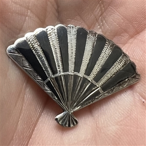 Siam sterling Niello button of a realistic fan.