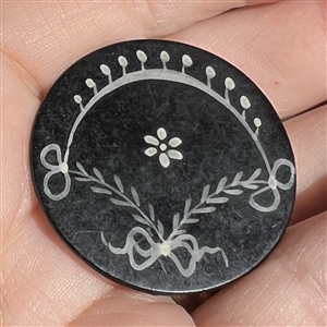 Late 18th c. painted lacquer button of a wreath (or fan).