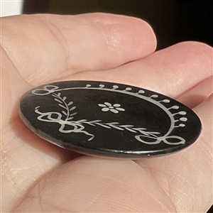 Late 18th c. painted lacquer button of a wreath (or fan).