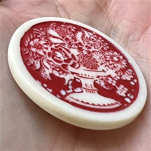 Artid Vintage plastic button of a flower arrangement.