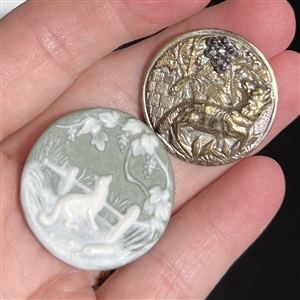 Two buttons of “the Fox and the Grapes fable.