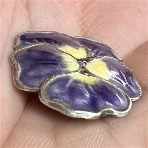 Enamel button of a realistic pansy on 925 silver. 