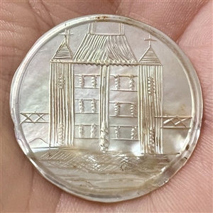Incised iridescent pearl button of a bridge structure.