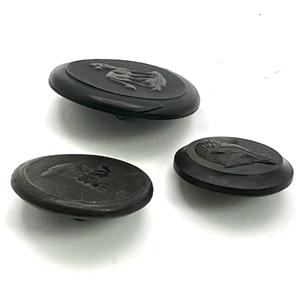 Three sporting buttons of foxes in horn and rubber