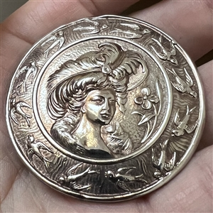 Silvered brass button of Lillian Russel with swallow border.