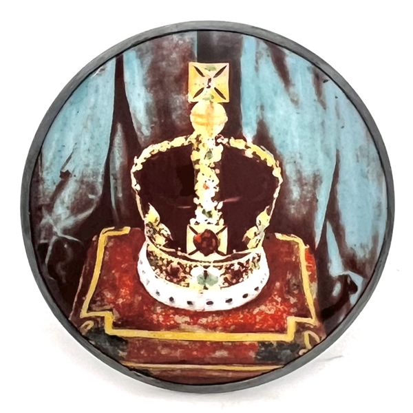 Motiwala enamel button of the royal crown of Queen Elizabeth II.
