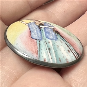 Motiwala enamel button of Queen Elizabeth II waving.