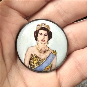 Motiwala enamel button of Queen Elizabeth II looking forward.