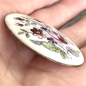Enamel with counter enamel button of flowers.