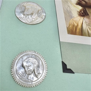Card of 5 Bethlehem pearl buttons of Jesus. 