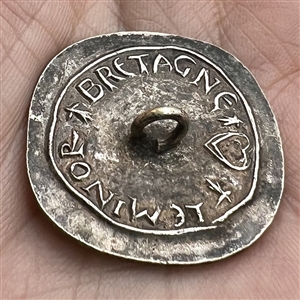 Bretagne folk design button of silvered metal.