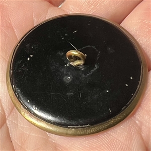 Brass button with painted background of Incroyable and Merveilleuse Fops. 